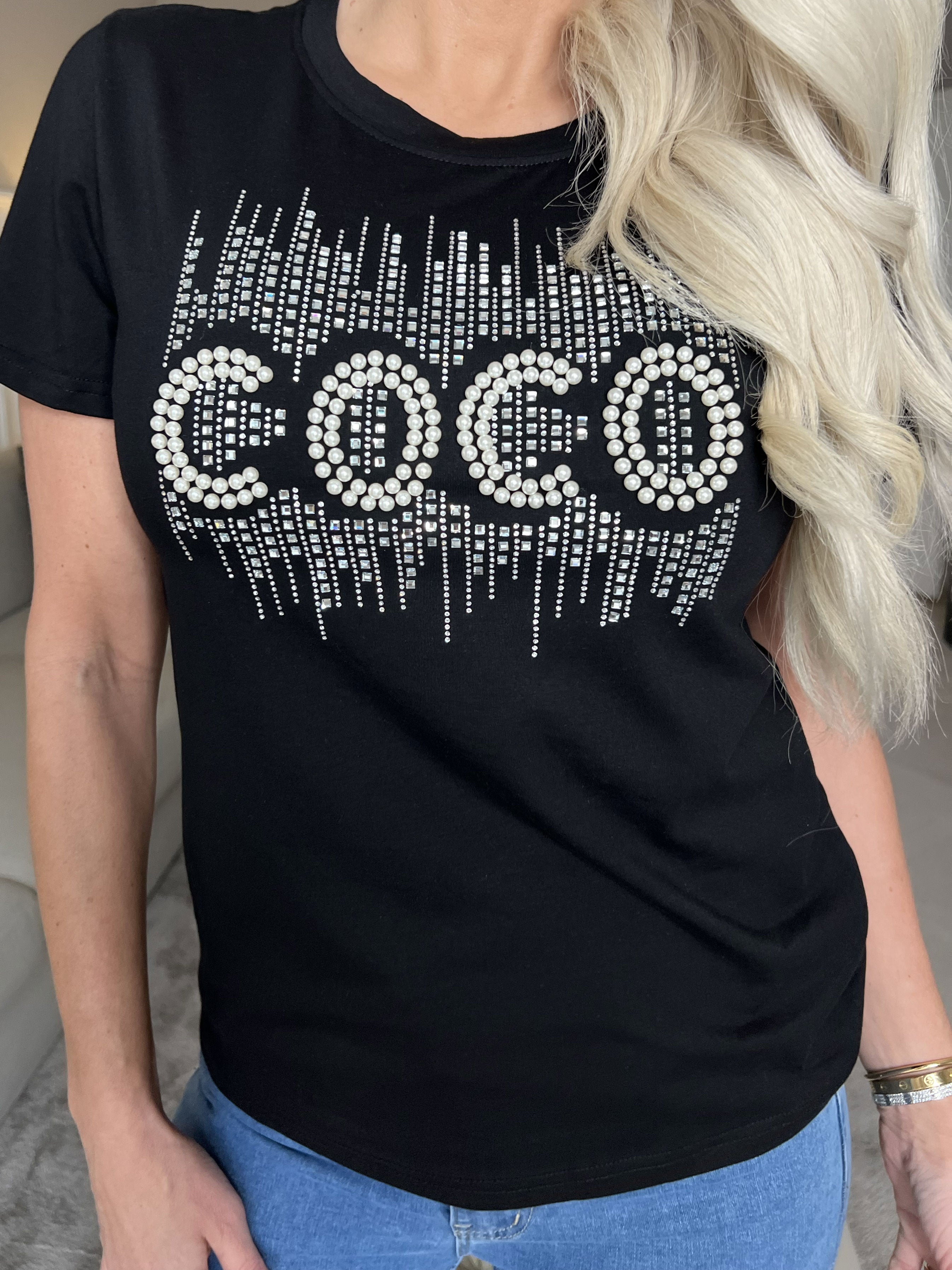 Coco - T-shirt med pärlor och mockakant på bröstet
